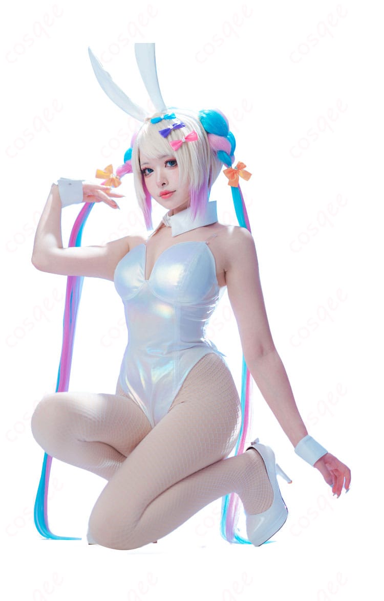 超絶最かわてんしちゃんのバニーVer.コスプレ衣装の装飾ディテール。華やかなネックレスや手首飾りが際立つ。