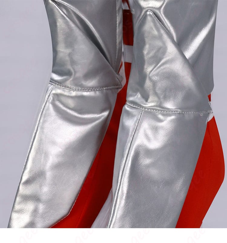 服装の細部画像。赤色アーマーコスプレ衣装の全体的なディテールが示されている画像。