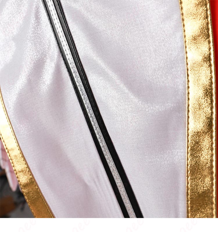 衣服の裾の装飾ディテール。赤色アーマーコスプレ衣装の裾部分の装飾ディテールが写っている画像。