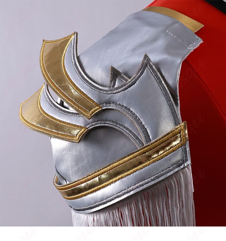 左肩装飾のディテール。向坂雫の赤色アーマーコスプレ衣装の左肩部分の細部画像。