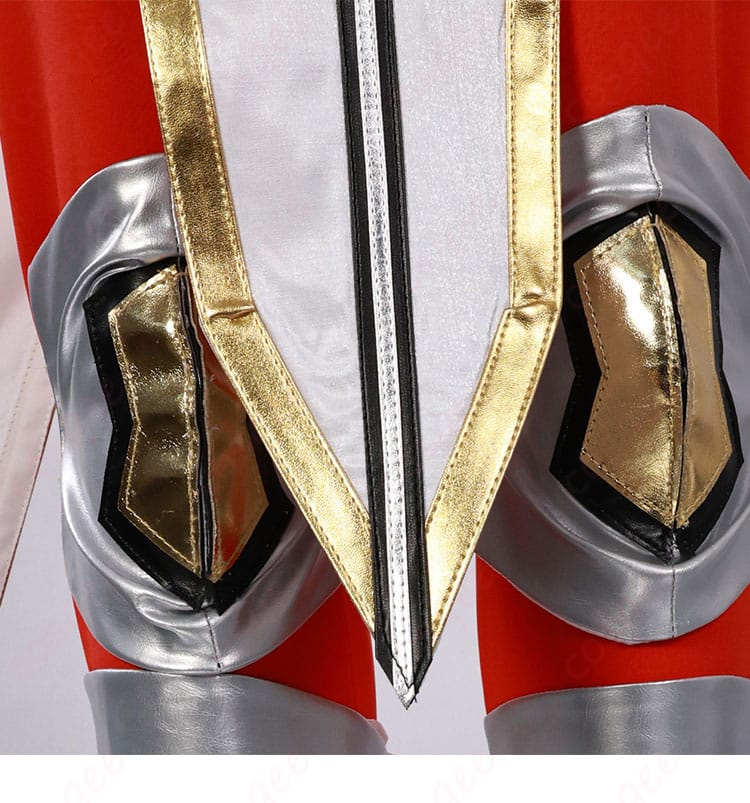 パンツのレッグディテール。赤色アーマーコスプレ衣装のパンツ部分の装飾が確認できる画像。