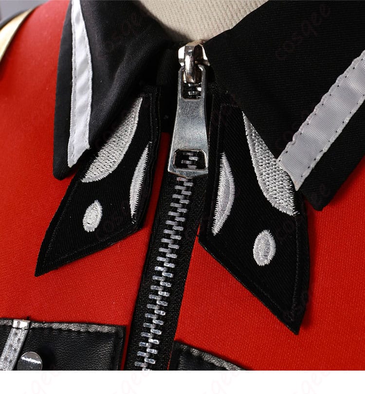 衣装のチェーンディテール。赤色アーマーコスプレ衣装のチェーン装飾の細部が見える画像。