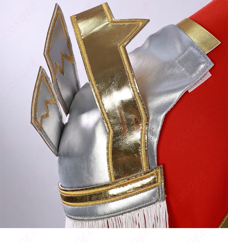 右肩装飾のディテール。赤色アーマーコスプレ衣装の右肩部分の装飾が確認できる画像。