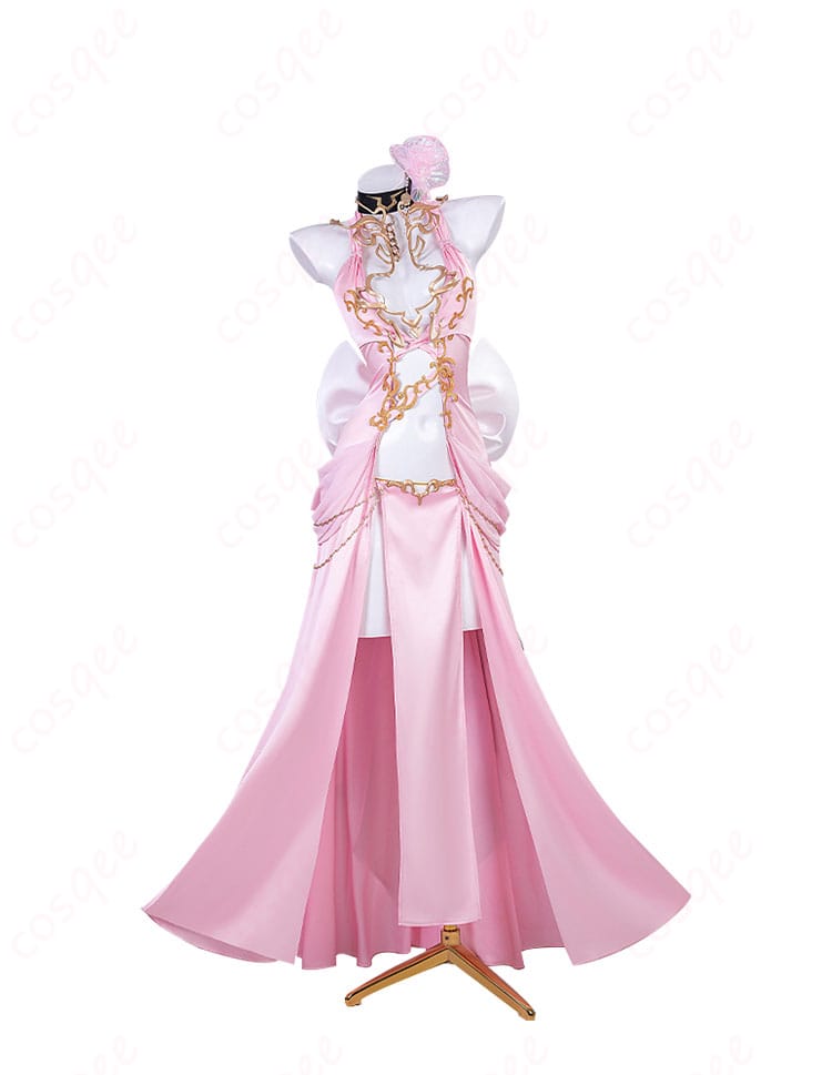 C.C.(シーツー)のコスプレ衣装、正面から見たピンクドレスのディテール。美しい刺繍と優れたデザインが際立つ。