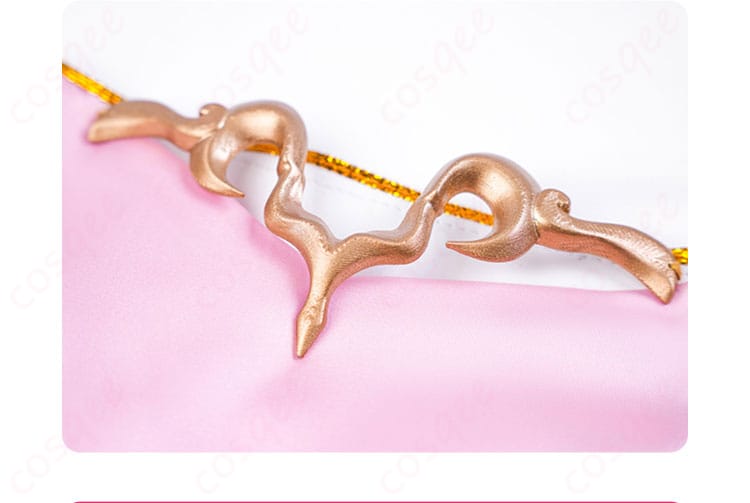 C.C. コスプレ衣装の背中の装飾ディテール。豪華な蝶結びと完璧な仕上がり。