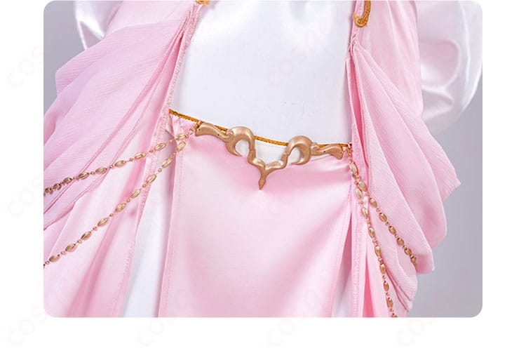 C.C. コスプレ衣装の背部装飾の詳細。背中の蝶結びが目を引くデザイン。