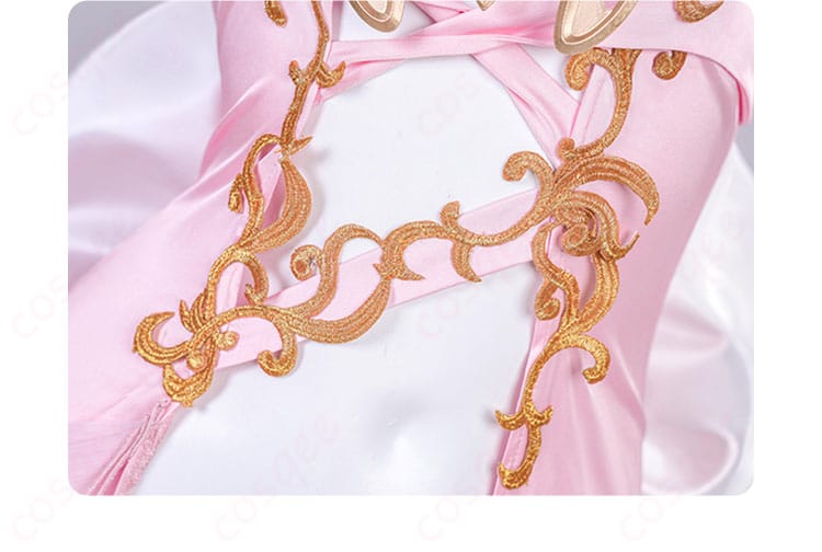 C.C. コスプレ衣装の胸元と腰部の装飾ディテール。華やかなデザインが美しさを引き立てる。
