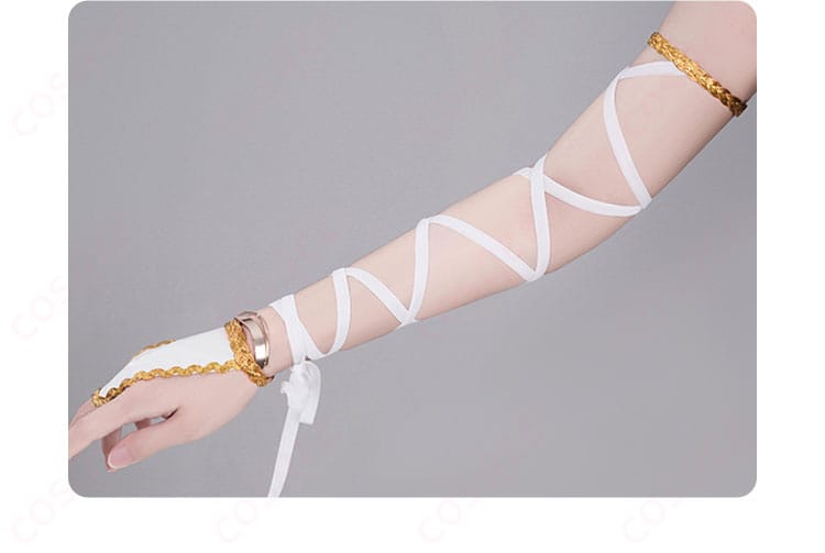 C.C. コスプレ衣装の腕飾りの装飾ディテール。高級感のあるデザインが際立つ。