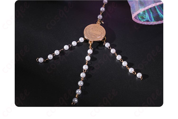 C.C. コスプレ衣装のヘアアクセサリーのディテール。キャラクターのスタイルにぴったりな美しいデザイン。