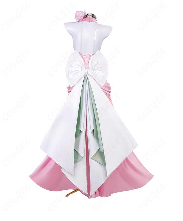 C.C. コスプレ衣装の背面デザイン。背部の蝶結びとドレスのディテールが際立つ。