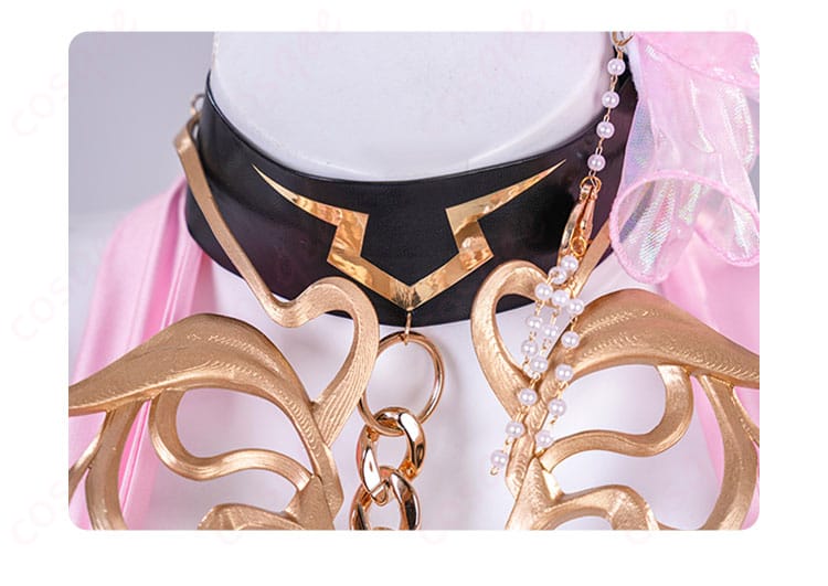 C.C. コスプレ衣装のチョーカーの装飾ディテール。精緻なデザインが特徴的。