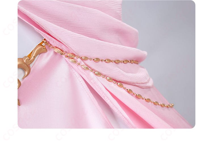 C.C. コスプレ衣装の腰部のサイドチェーン装飾ディテール。繊細なアクセントがドレスを引き立てる。