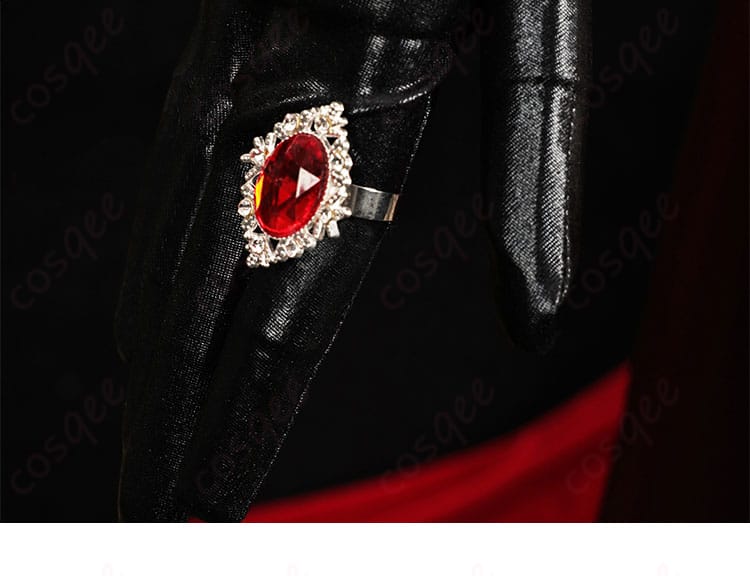 指輪の装飾ディテール。麗しき暗幕コスプレ衣装にぴったりの指輪の細部を見せる画像。