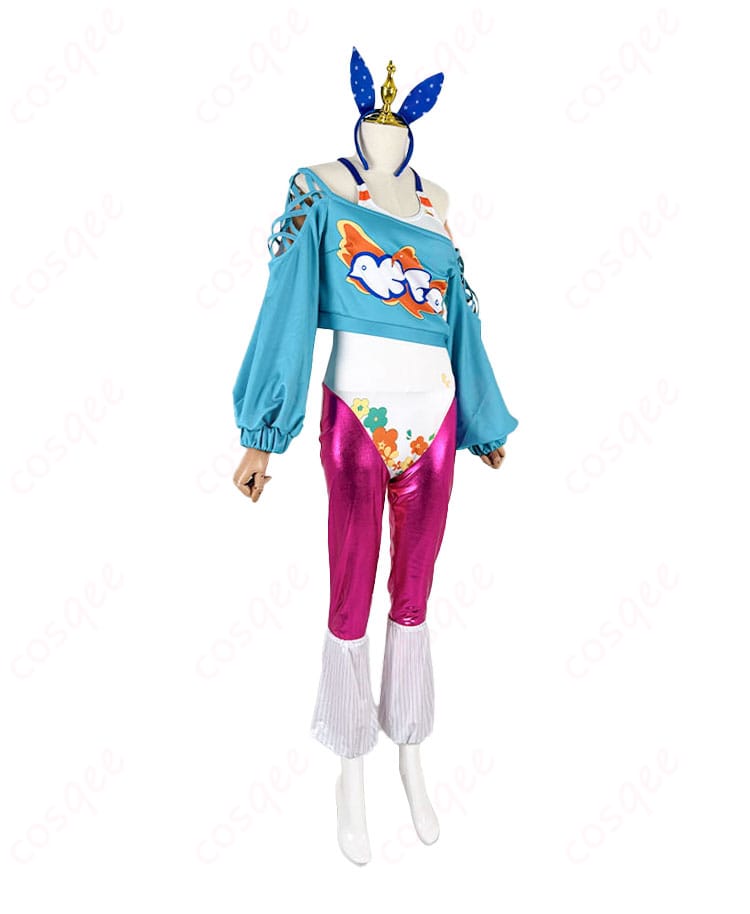 小鳥遊キアラのコスプレ衣装の右側からの画像。肩のディテールや全体的なシルエットをチェックできます。