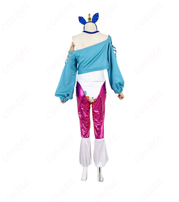 小鳥遊キアラのコスプレ衣装の背面。背中のディテールやデザインが美しく再現されています。