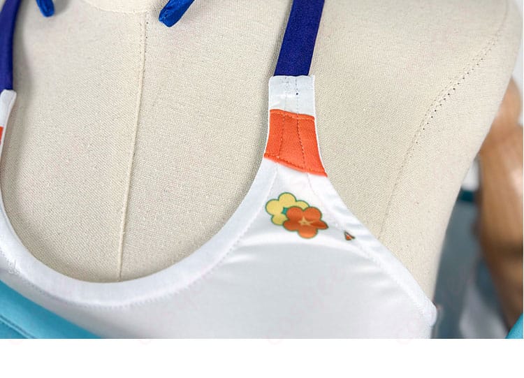 小鳥遊キアラのコスプレ衣装の肩ベルト部分の装飾。高品質な素材とディテールが際立つポイントです。