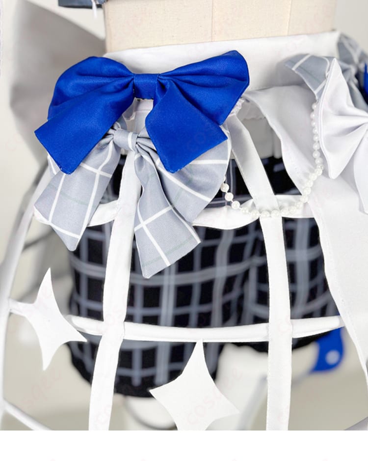 オーロ・クロニーのコスプレ衣装に施された美しい蝶結びの詳細。ディテールまでこだわったデザインが魅力的です。