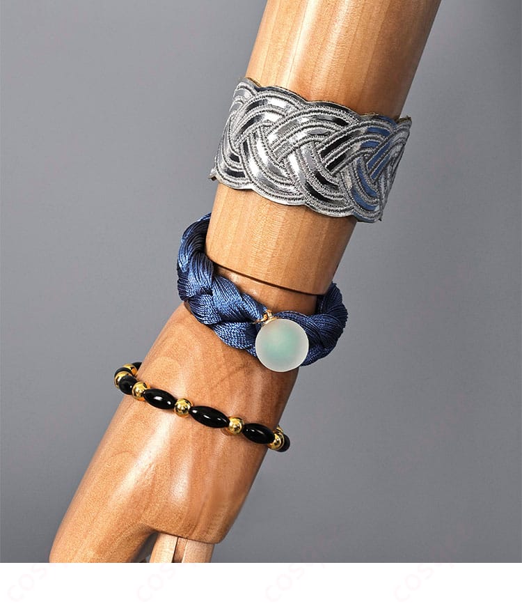 右手腕飾りの詳細 - 手首の装飾に注目!こだわりのデザインが光る