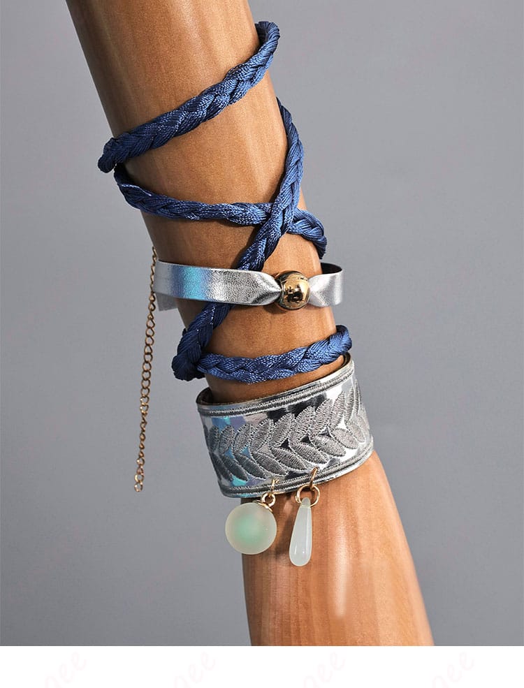 左手腕飾りの詳細 - もう一方の手首装飾。コスプレ衣装のアクセサリーにも注目