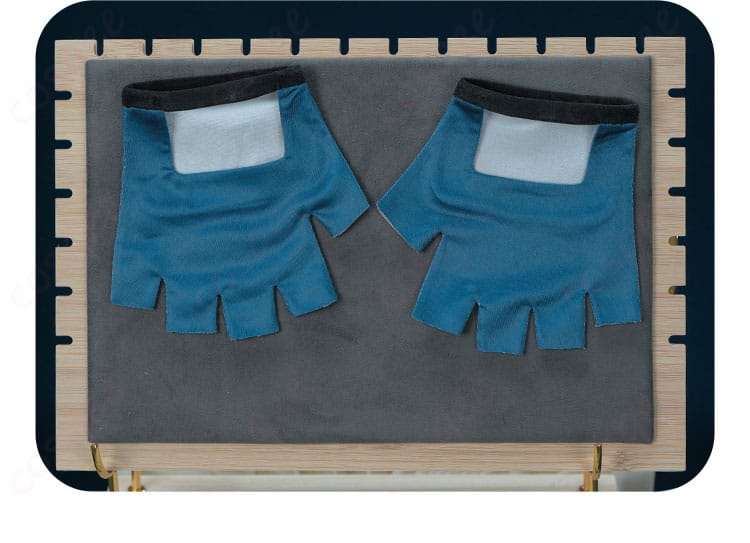 コスプレ衣装の手袋部分の装飾。繊細なデザインが見事に再現されています。