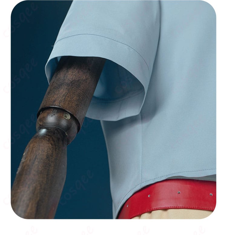 シャツの袖部分の詳細。デザインやフィット感がよく見えます。