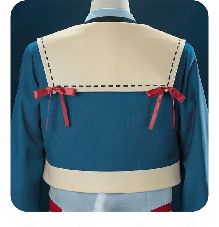 コスプレ衣装の披肩部分の装飾。エレガントで個性的なデザインが光ります。