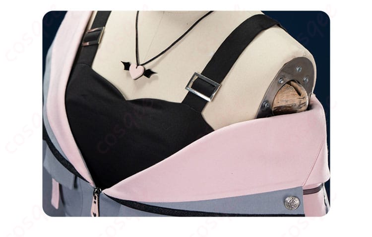 肩部装飾の細部。コスプレ衣装の肩のデザイン、悪魔バージョンのディテールが際立っています。