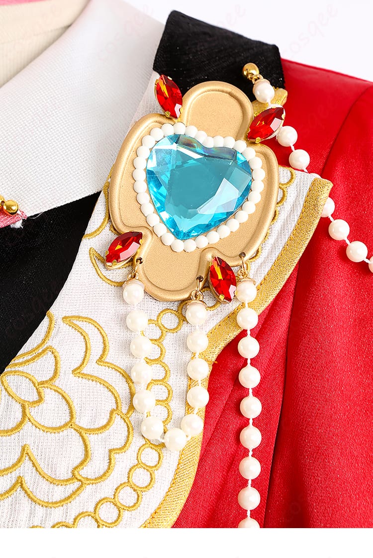 胸飾りのディテール画像:コスプレ衣装の胸飾りのディテール。朱桜司の個性的なアクセサリーが衣装に華を添えています。