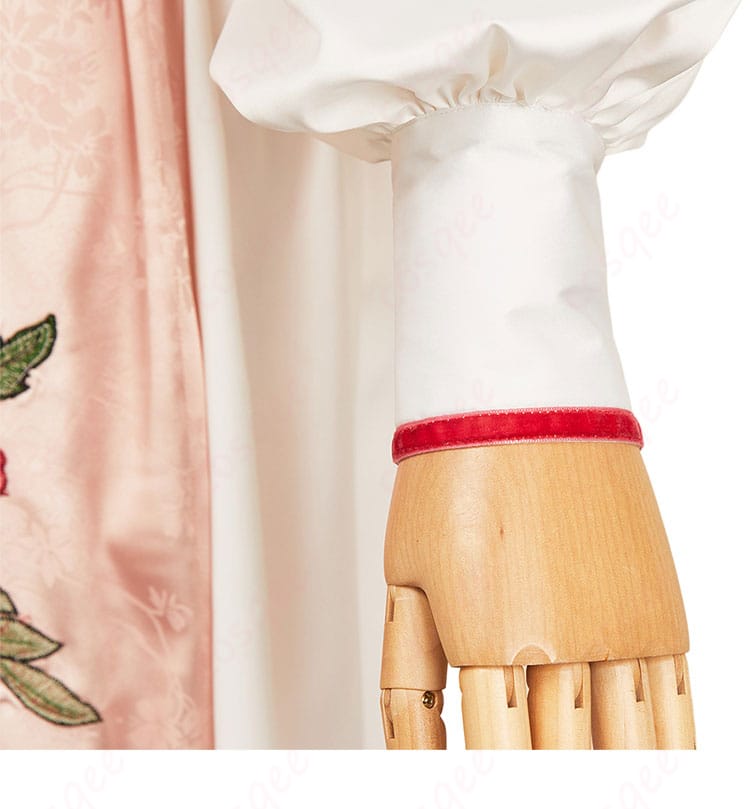 東京リベンジャーズ 三途春千夜 コスプレ衣装 袖口の装飾ディテール。エレガントなデザインが特徴。