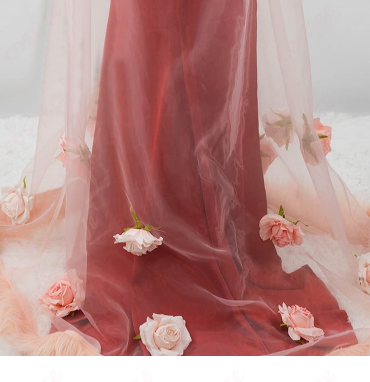 スカートの装飾詳細|華やかなスカートのディテールが、真希波・マリ・イラストリアスの魅力を際立たせる。