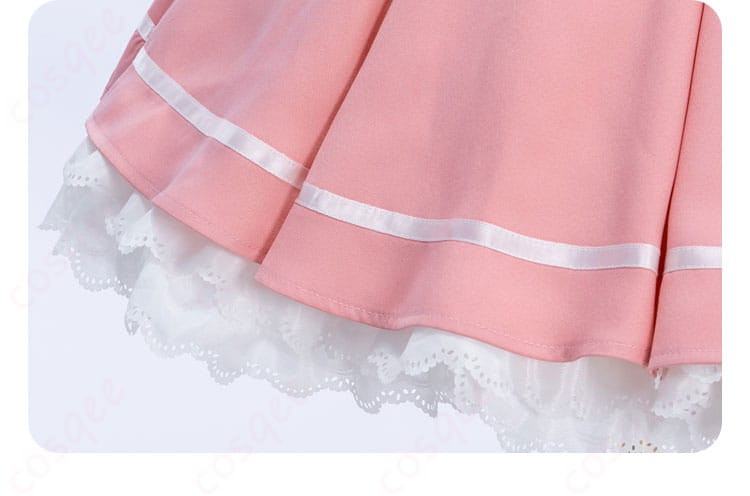 コスプレ衣装のスカートの装飾。美しいレースと刺繍が衣装に華やかさを加えています。