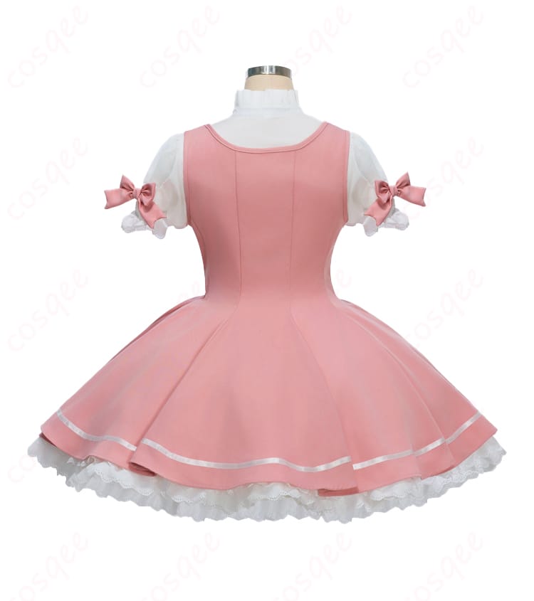 コスプレ衣装のスカート後部のディテール。バトルコスチュームのデザインとフィット感が強調されています。