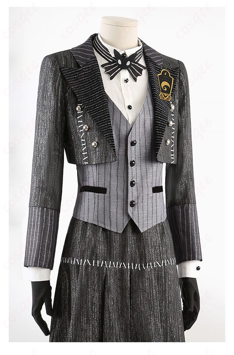 衣襟装飾の細部。ヴィル・シェーンハイト コスプレ衣装の魅力的なディテール。