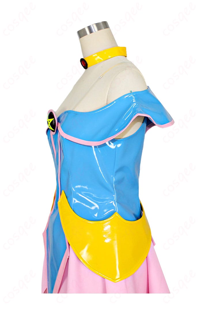 衣装左側の装飾細部。ブラック・マジシャン・ガールの衣装の美しい刺繍と装飾が際立っています。