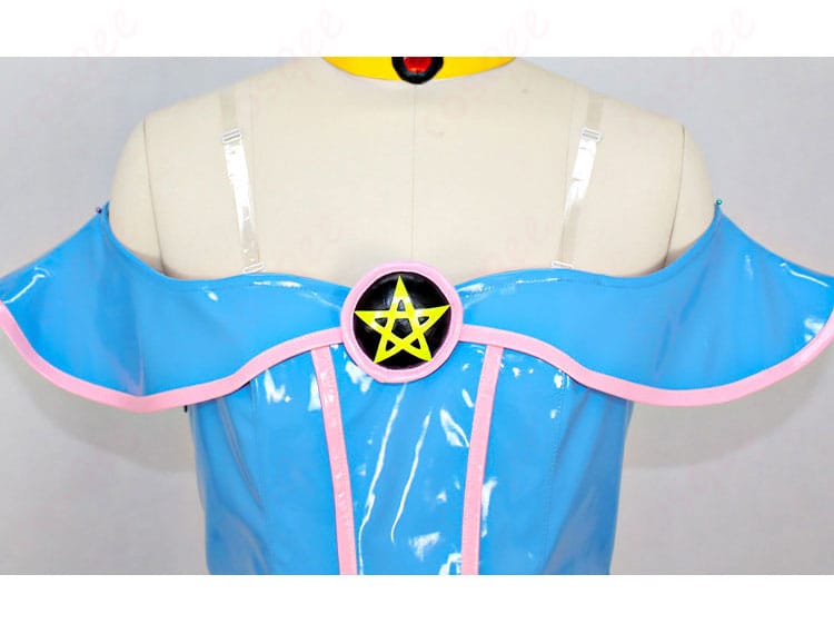 衣装の領口装飾の細部。ブラック・マジシャン・ガールの衣装に忠実なディテールが見られます。