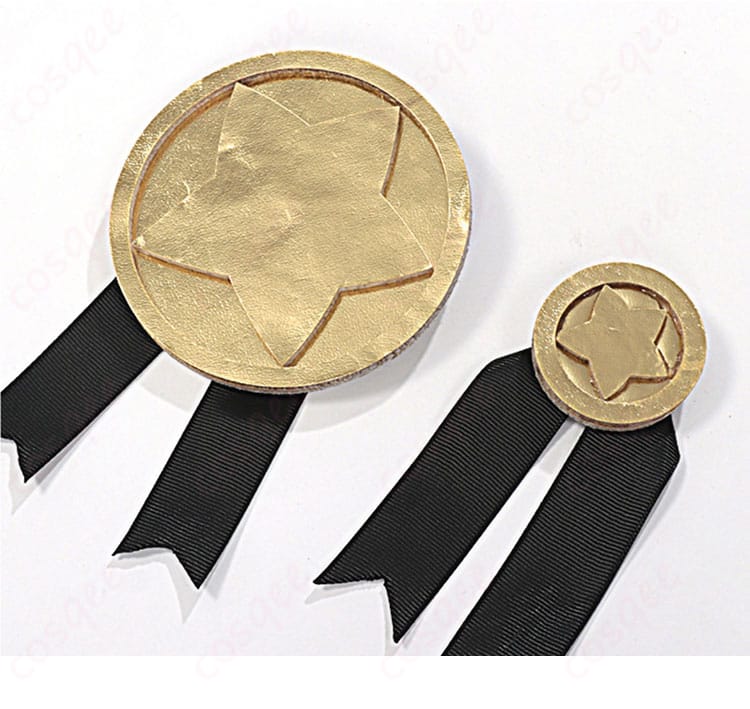 胸章の細部。胸章のディテールをアップで見せる画像。