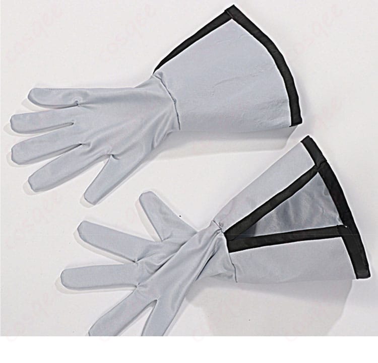 手袋の細部。手袋の細かな作りと装飾を拡大して見る。