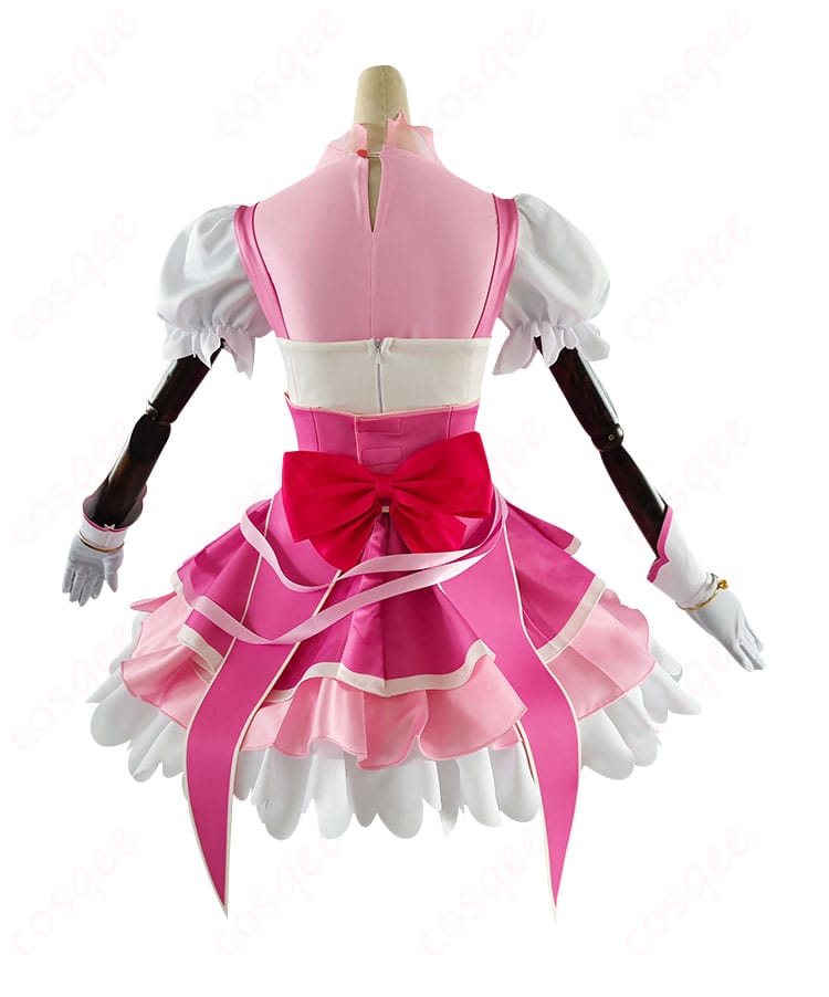 キュアミラクルのコスプレ衣装の背面デザイン、背中部分のディテールを強調。