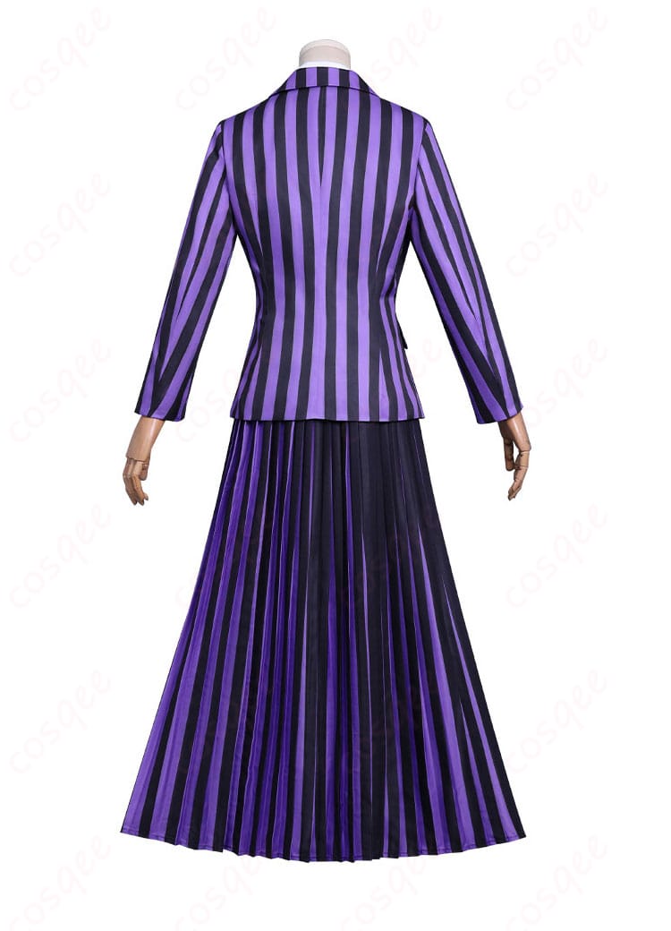 ウェンズデー・アダムス 制服の背面。ブレザーのストライプ配置と後ろ姿の再現度を確認できる。