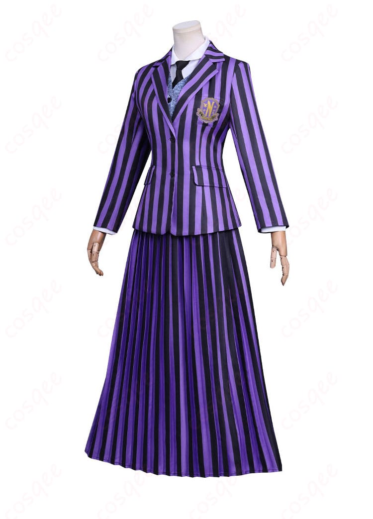 ウェンズデー・アダムス 制服コスプレの側面シルエット。細身ブレザーと端正なラインを強調したスタイル。