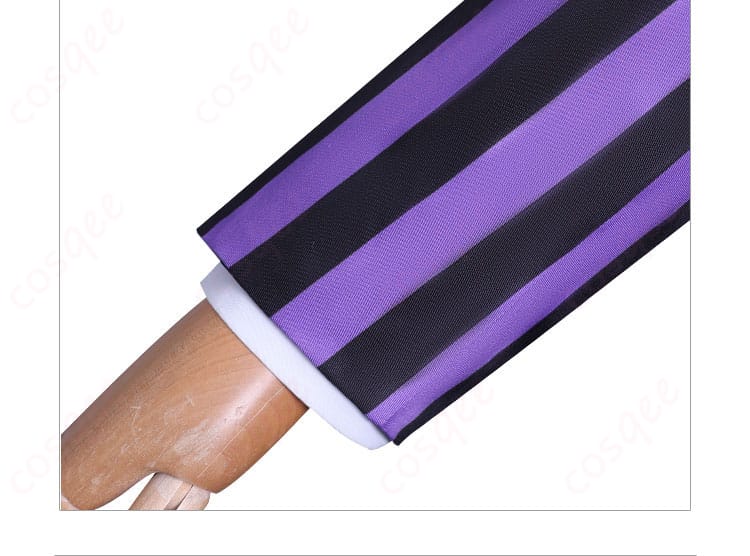 袖口ディテールの近接。ステッチとボタンの質感、仕立ての良さがわかるカット。