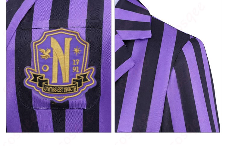 外套胸章・校章の接写。ネヴァーモア学園の象徴モチーフを丁寧に再現したエンブレム。