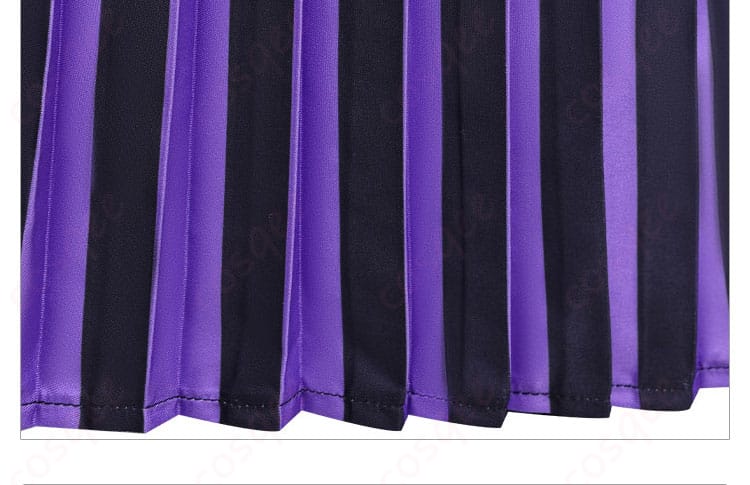 スカート裾のクローズアップ。動きに合わせて揺れるチェック柄プリーツの表情。