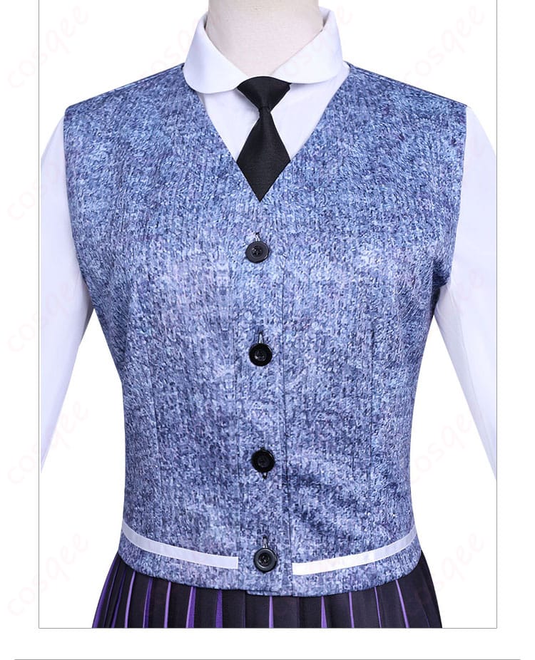 ベスト前立てとボタン装飾の拡大。高級感あるボタンと整った縫製で上品な印象。