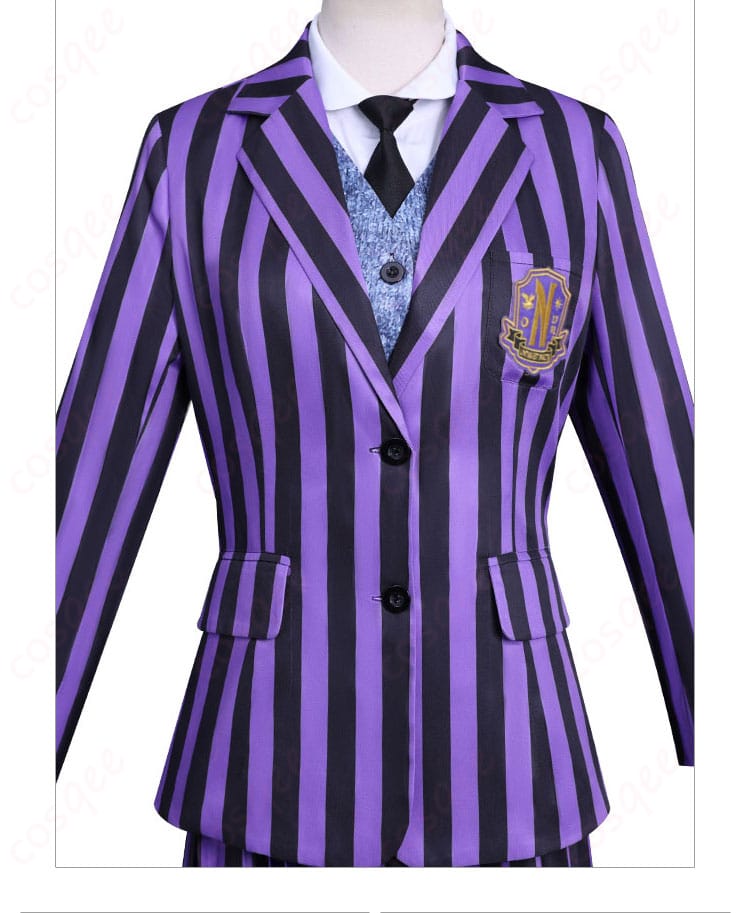 ブレザー襟元の装飾詳細。黒×グレーのストライプが印象的なネヴァーモア学園風デザイン。