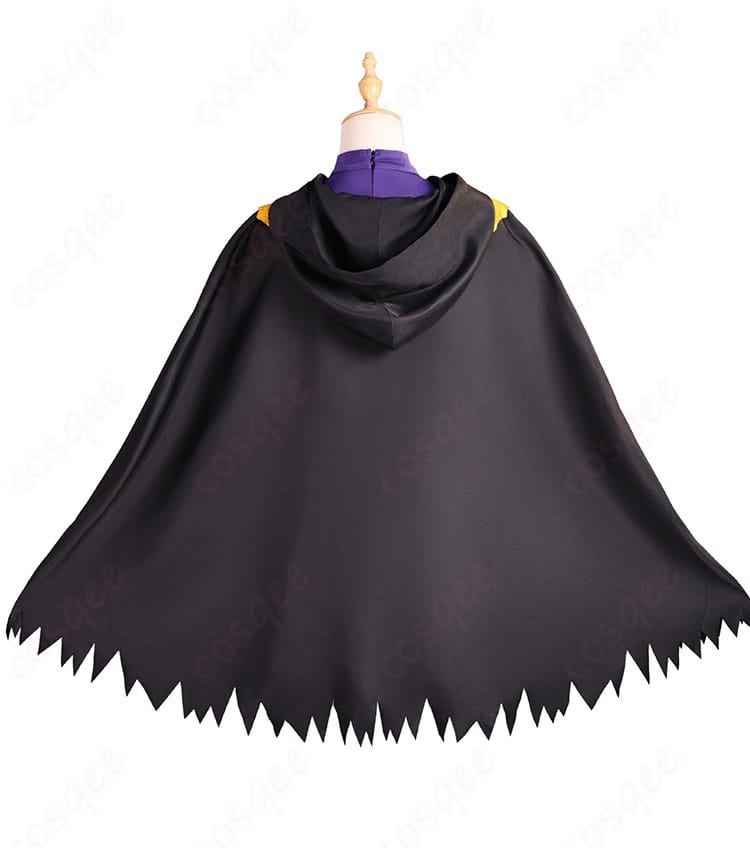 フリーレン コスプレ衣装の背面図。マントの流れるシルエットが後ろ姿を上品に演出。