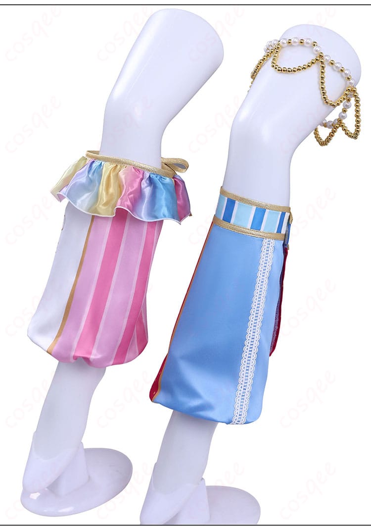 足飾りディテール。脚元を華やかに見せるアクセサリーの構成。