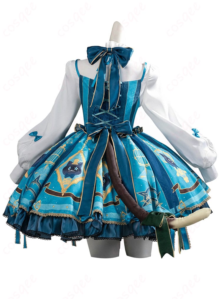 原神 リネット カフェ in ソウル コスプレ衣装の背面図。大きな蝶結びとしっぽ風アクセサリーが可愛いアクセント。