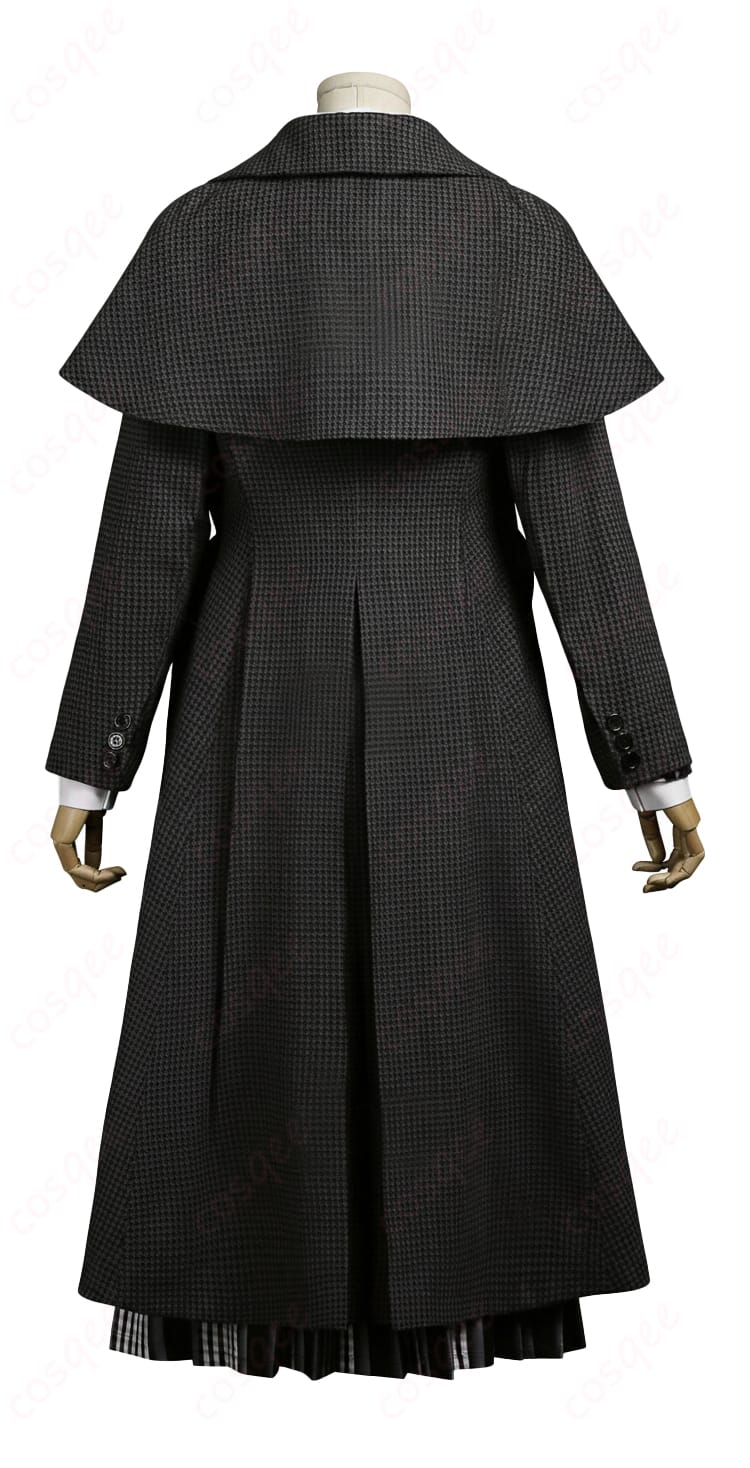 ウェンズデー・アダムス制服コス背面。背中のストライプの流れとベストのライン、スカート丈のバランスを再現。