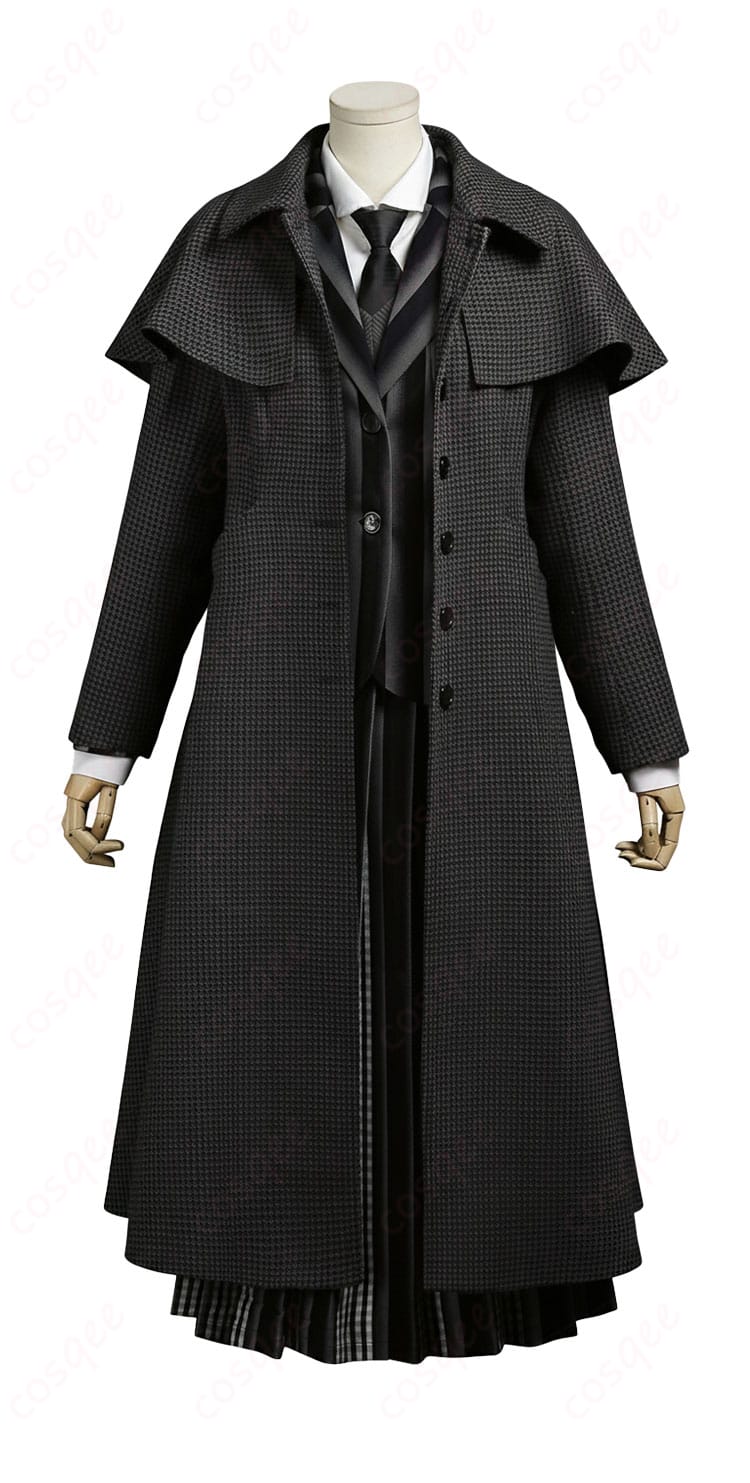 ウェンズデー・アダムス制服コスの正面全体。上品な黒×グレーストライプと端正なタイドアップを確認できます。